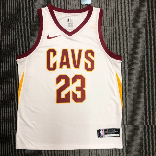 Camiseta branca no 23 do James do Cavaliers